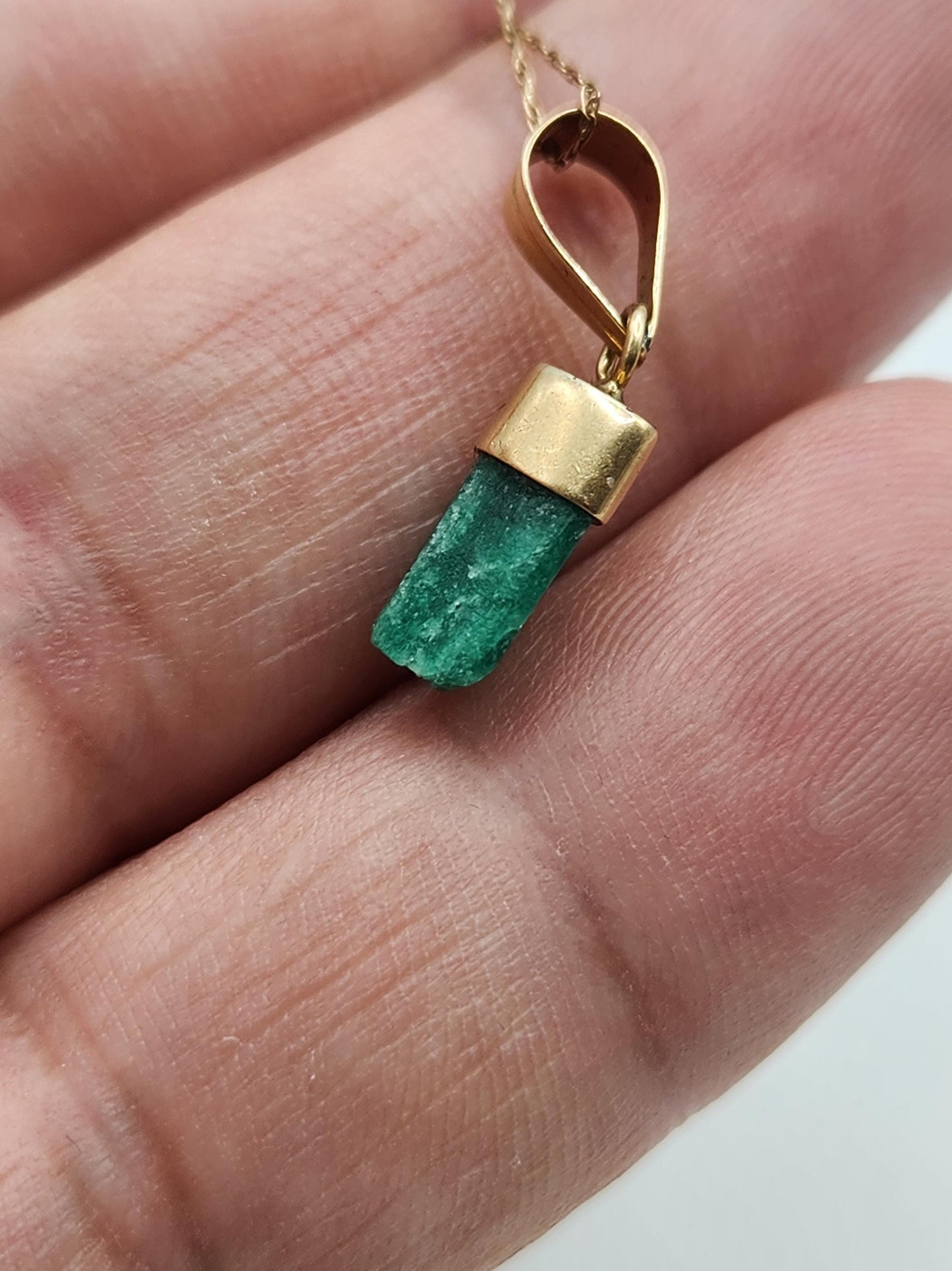 Pendiente de Esmeralda Natural sin Pulir, extraída de las minas de Muzo en Colombia, engastada en Oro de 18k, trabajo hecho a mano totalment