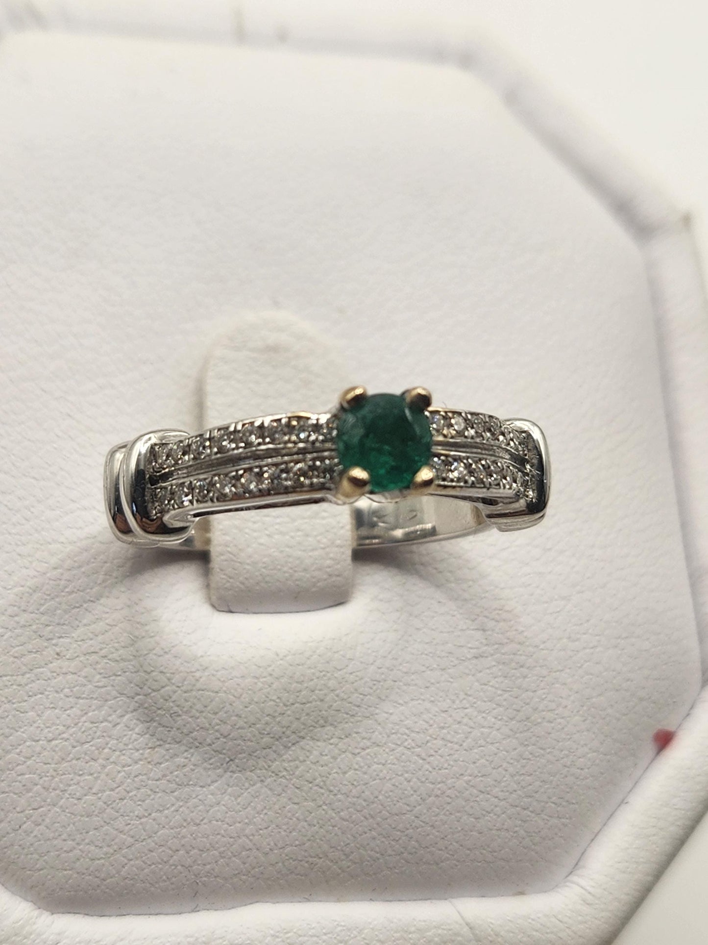 Precioso Anillo fabricado a mano con Esmeralda Natural Colombiana y Diamantes Genuinos, usando oro blanco de 18k