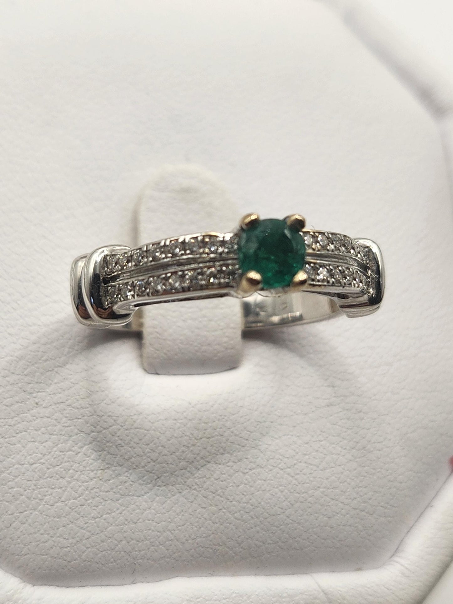 Precioso Anillo fabricado a mano con Esmeralda Natural Colombiana y Diamantes Genuinos, usando oro blanco de 18k