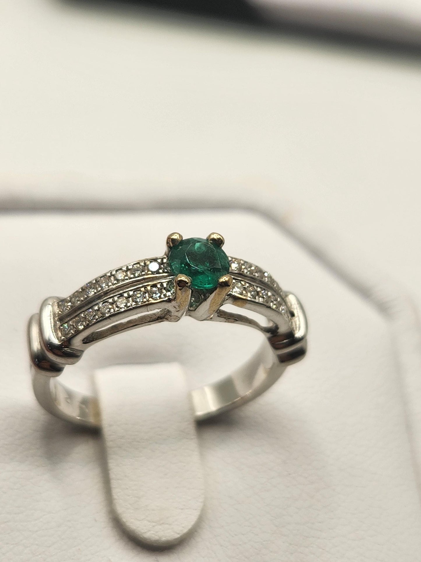 Precioso Anillo fabricado a mano con Esmeralda Natural Colombiana y Diamantes Genuinos, usando oro blanco de 18k