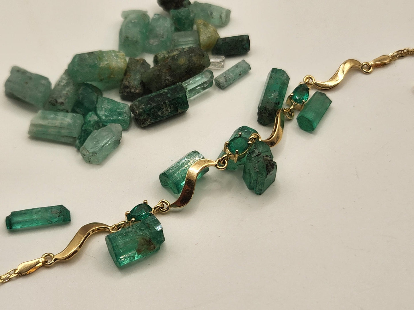 Handmade Colombian Emerald Bracelet, yellow gold 18kt, Unique Artisan Jewelry for Elegant Gifts, may birthstone, natural emerald, love green
