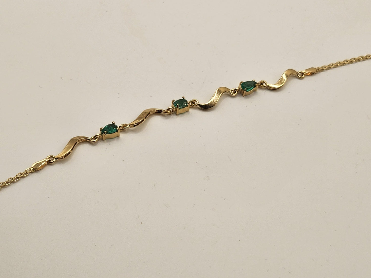 Handmade Colombian Emerald Bracelet, yellow gold 18kt, Unique Artisan Jewelry for Elegant Gifts, may birthstone, natural emerald, love green