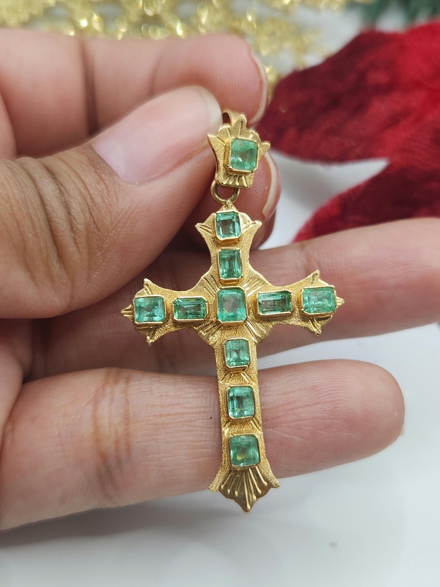 18kt Yellow Gold Cross pendant with Colombian Emeralds – A Touch of Classic Elegance and Brilliant Exclusivity" gifts, natural emerald