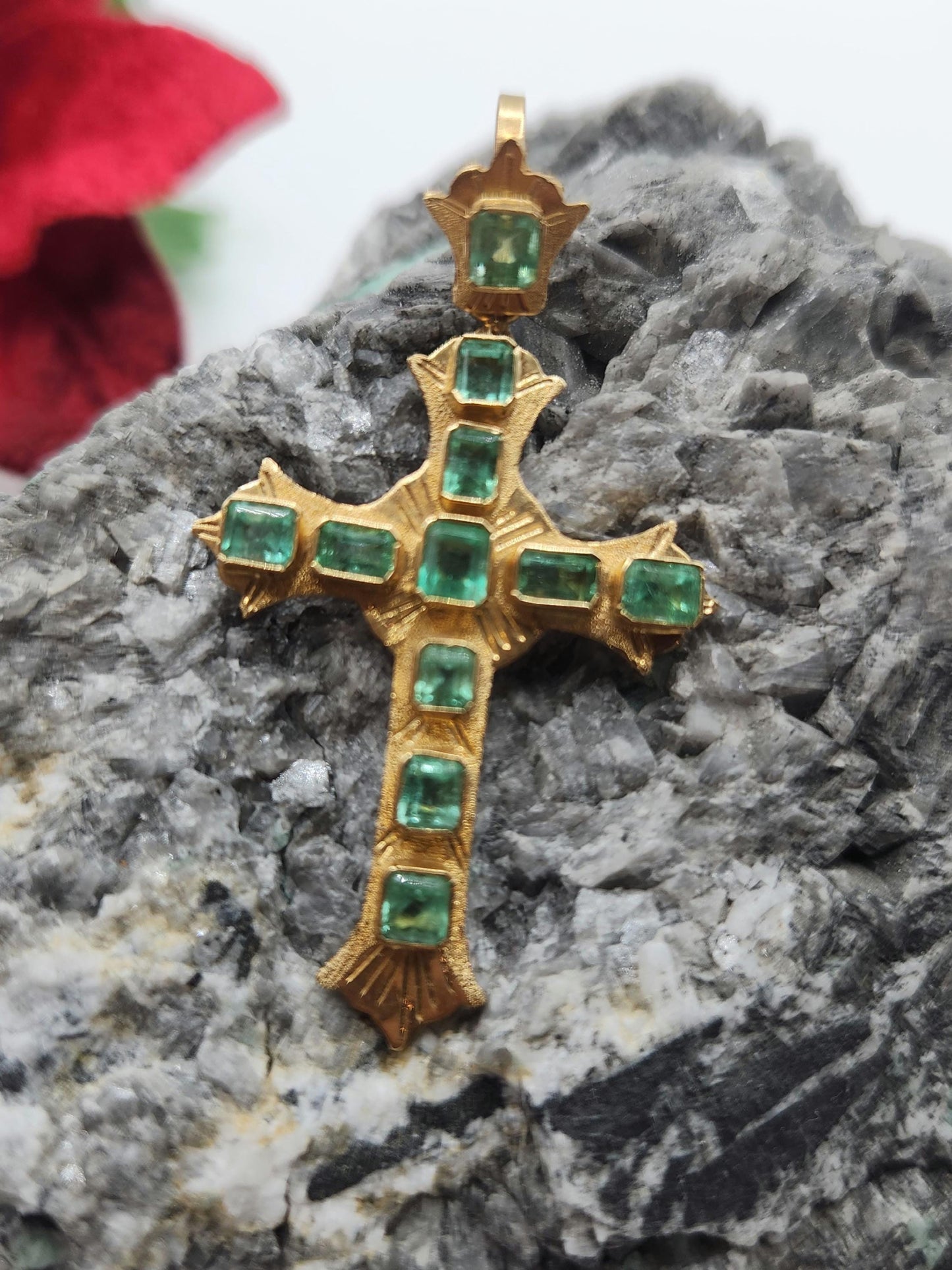 18kt Yellow Gold Cross pendant with Colombian Emeralds – A Touch of Classic Elegance and Brilliant Exclusivity" gifts, natural emerald