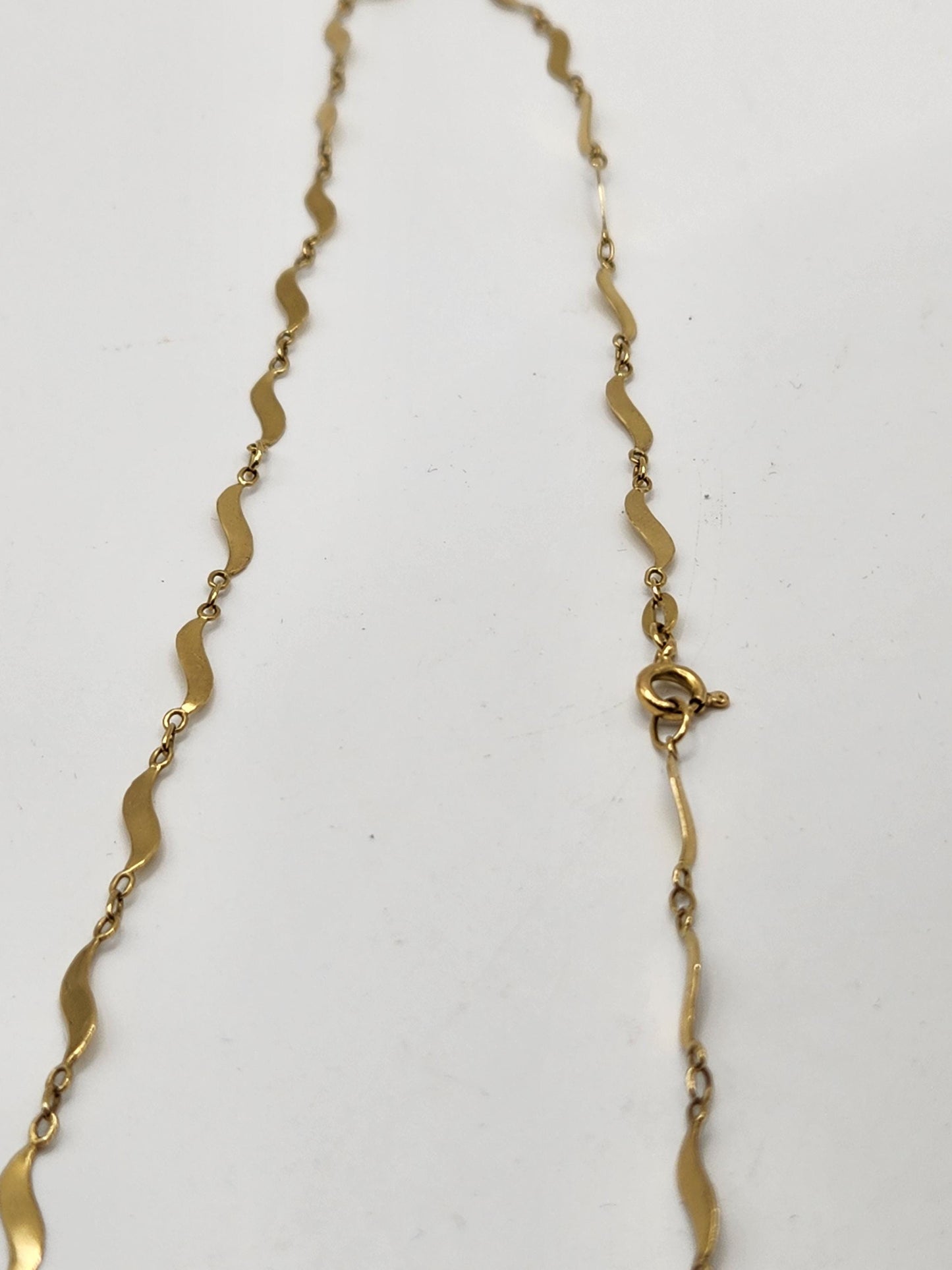 Cadena en oro de 18k fabricada a mano, por joyeros Colombianos,precioso tejido diseñado para que brille en todo monto, ideal para lucir sola