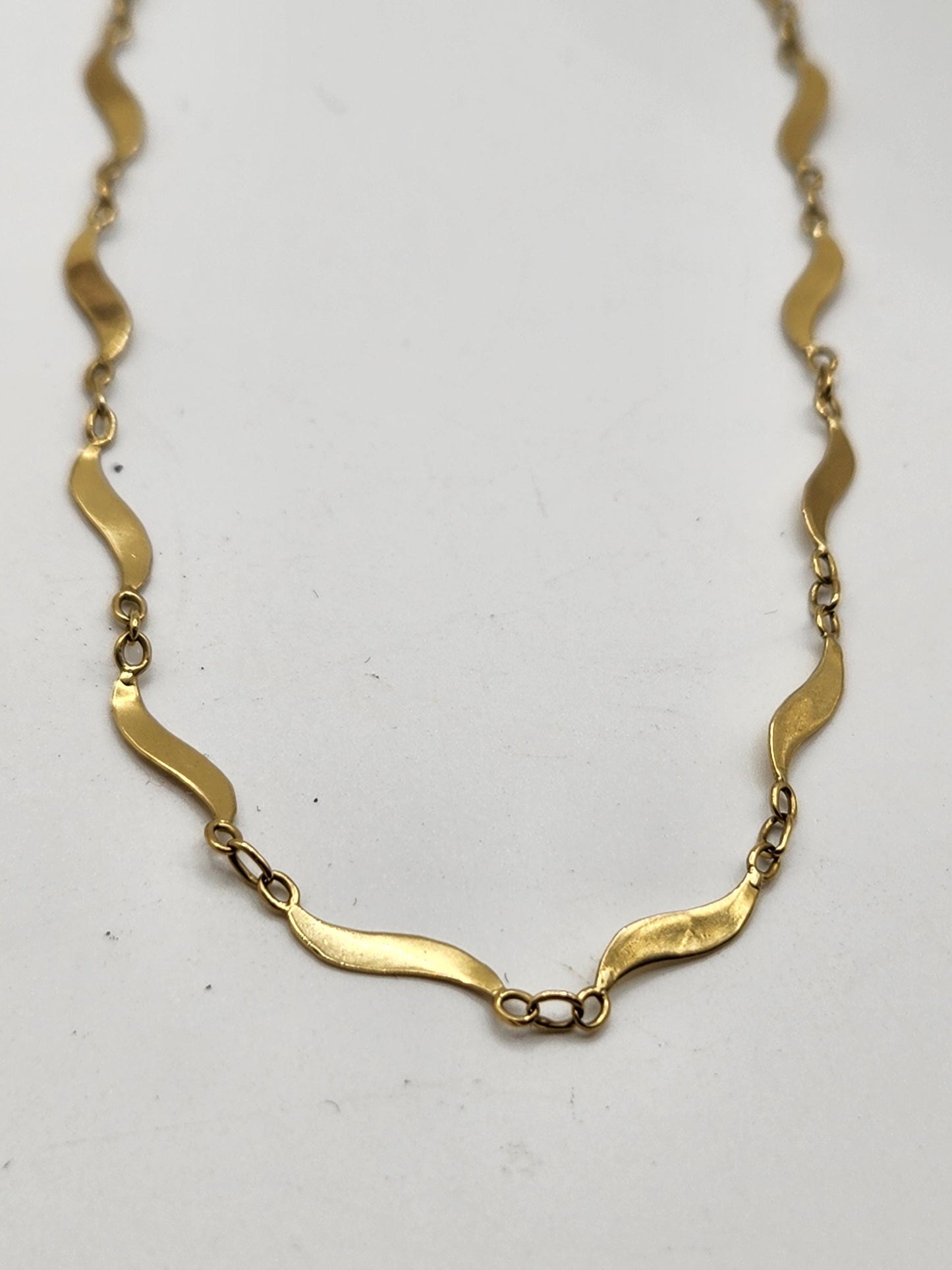 Cadena en oro de 18k fabricada a mano, por joyeros Colombianos,precioso tejido diseñado para que brille en todo monto, ideal para lucir sola
