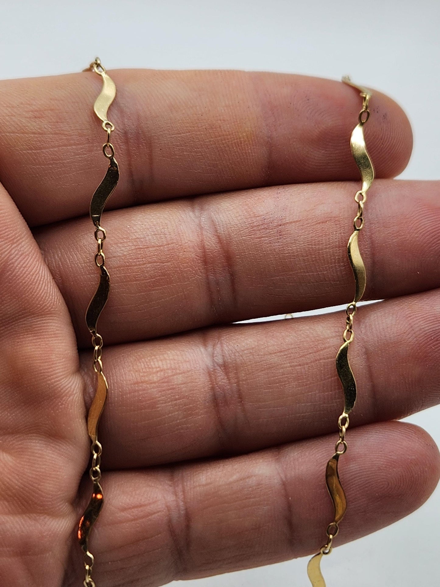 Cadena en oro de 18k fabricada a mano, por joyeros Colombianos,precioso tejido diseñado para que brille en todo monto, ideal para lucir sola