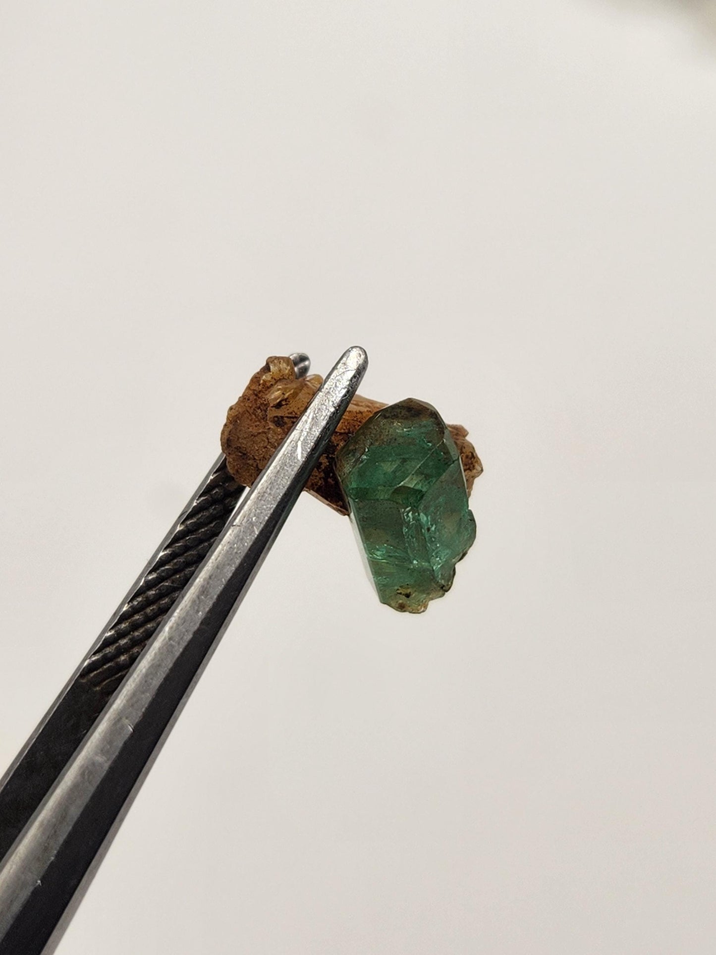 Cristal Natural de Esmeralda en bruto, extraído de las minas de Muzo, pieza de Coleccion, Cristal de Muzo, Macla, Terminaciones Completas