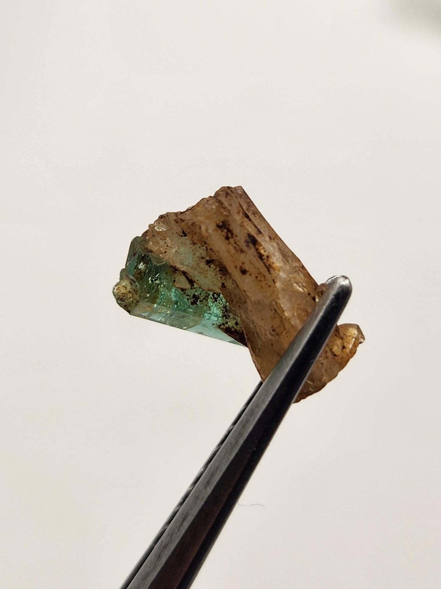 Cristal Natural de Esmeralda en bruto, extraído de las minas de Muzo, pieza de Coleccion, Cristal de Muzo, Macla, Terminaciones Completas