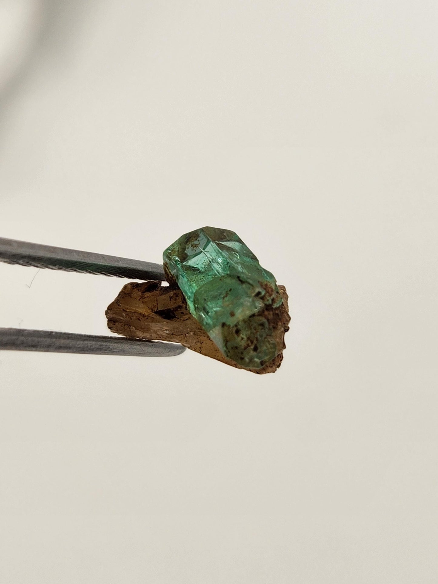 Cristal Natural de Esmeralda en bruto, extraído de las minas de Muzo, pieza de Coleccion, Cristal de Muzo, Macla, Terminaciones Completas