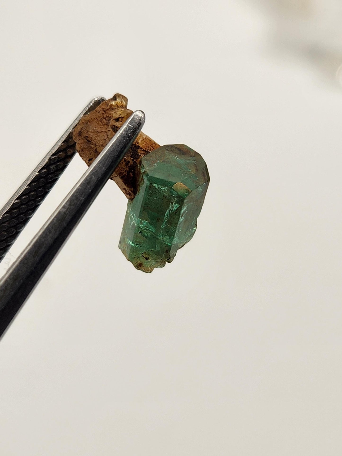 Cristal Natural de Esmeralda en bruto, extraído de las minas de Muzo, pieza de Coleccion, Cristal de Muzo, Macla, Terminaciones Completas