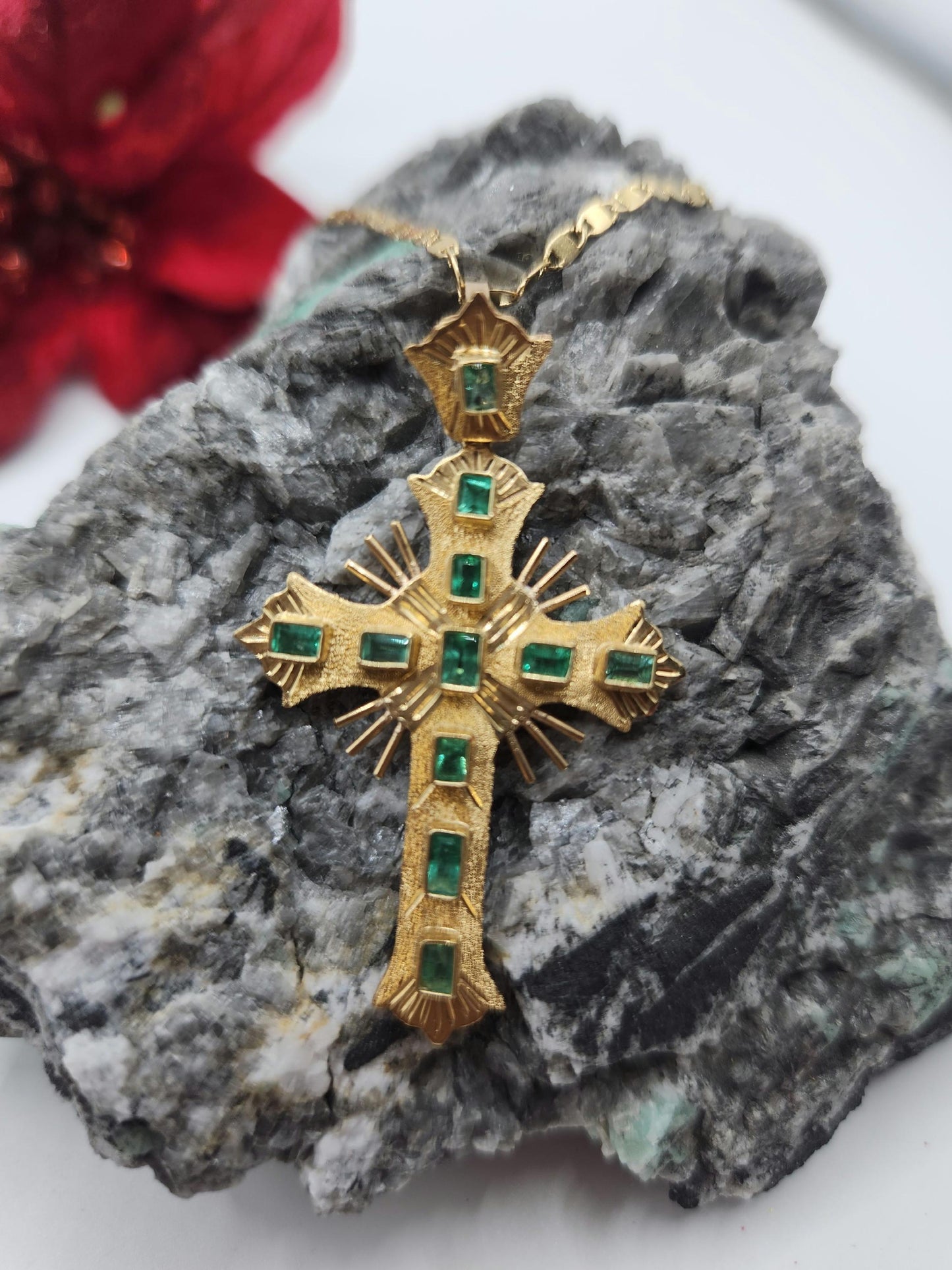 18kt Yellow Gold Cross pendant with Colombian Emeralds – A Touch of Classic Elegance and Brilliant Exclusivity" gifts, natural emerald