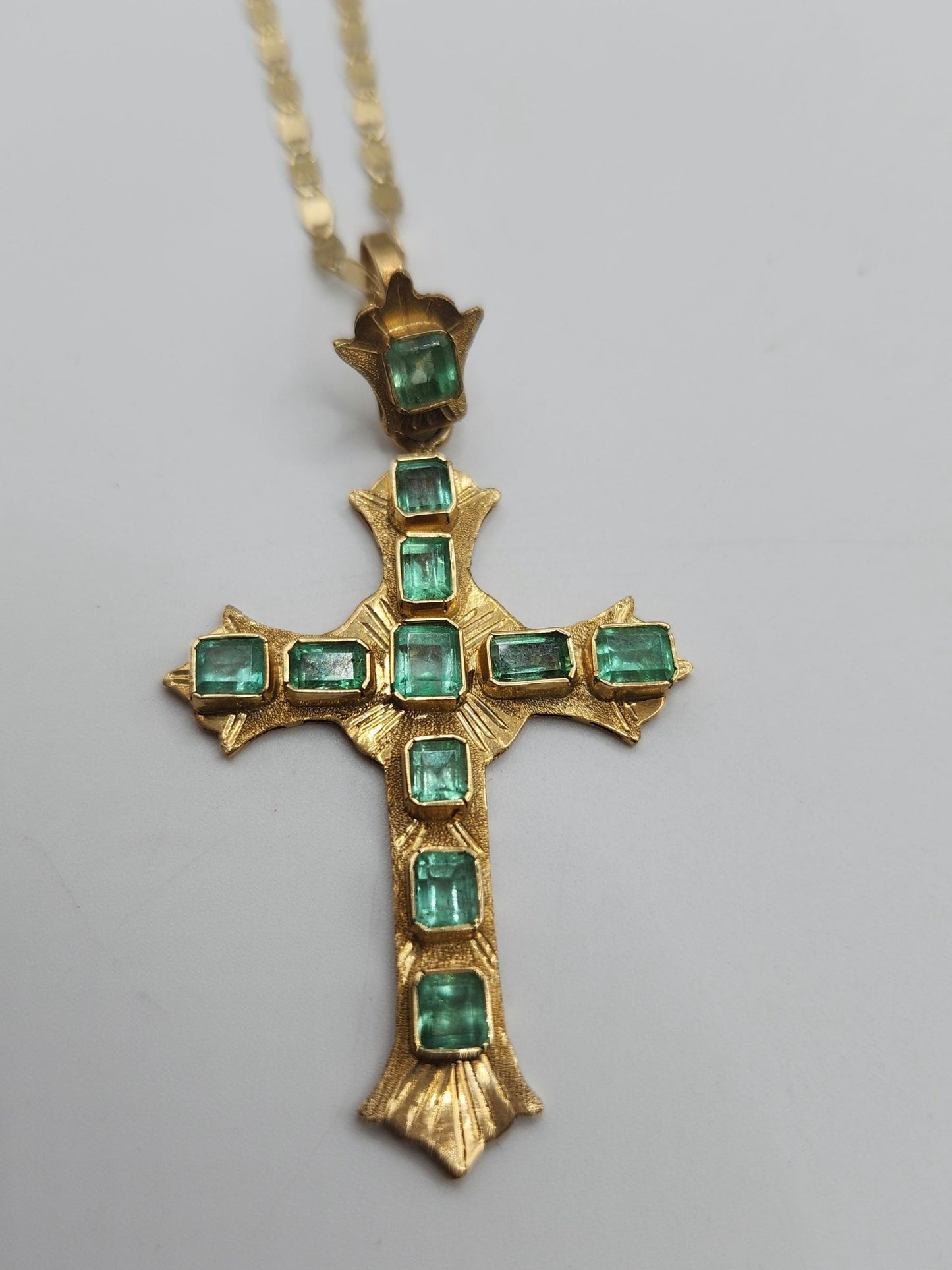 18kt Yellow Gold Cross pendant with Colombian Emeralds – A Touch of Classic Elegance and Brilliant Exclusivity" gifts, natural emerald