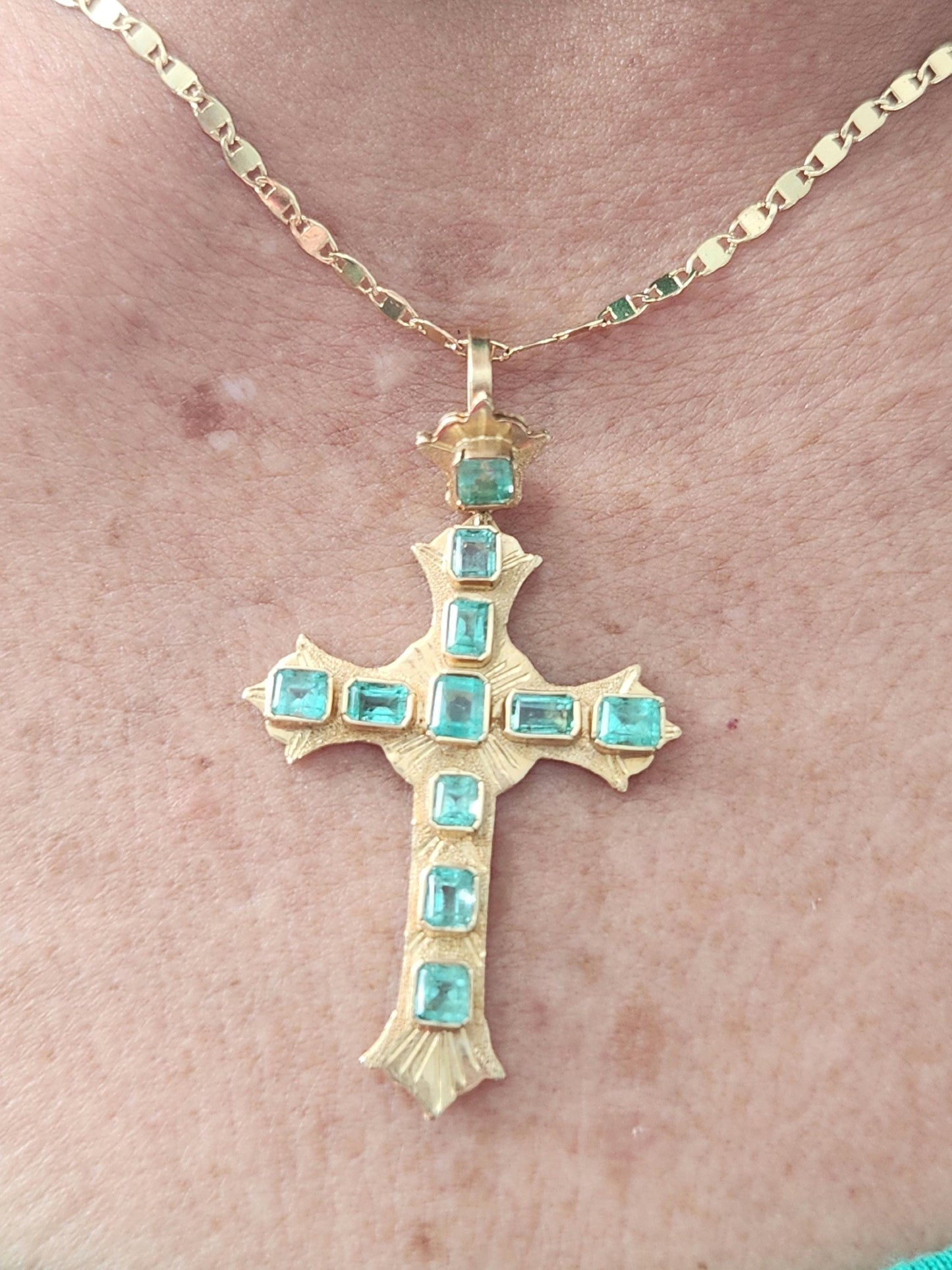 18kt Yellow Gold Cross pendant with Colombian Emeralds – A Touch of Classic Elegance and Brilliant Exclusivity" gifts, natural emerald