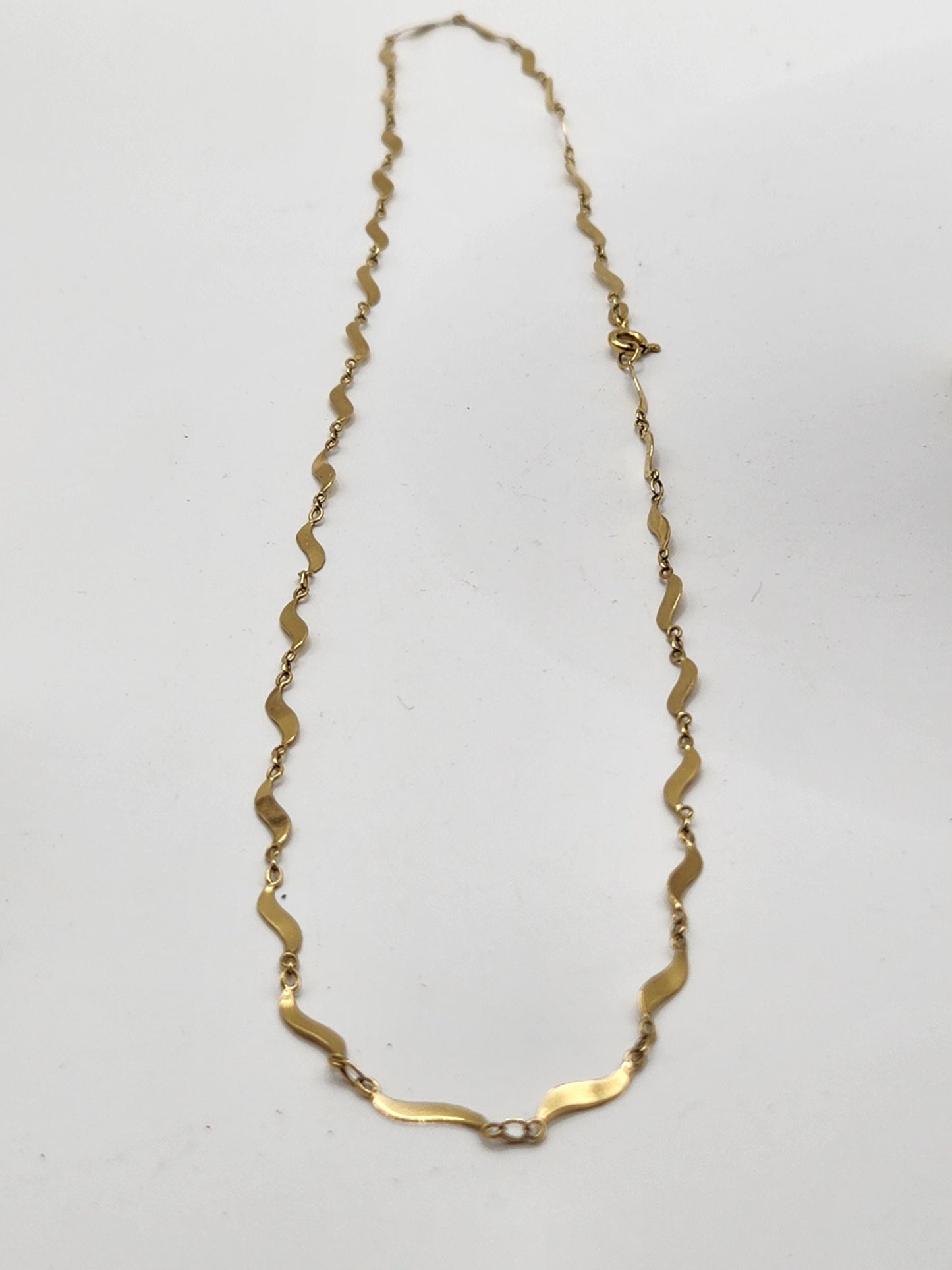 Cadena en oro de 18k fabricada a mano, por joyeros Colombianos,precioso tejido diseñado para que brille en todo monto, ideal para lucir sola