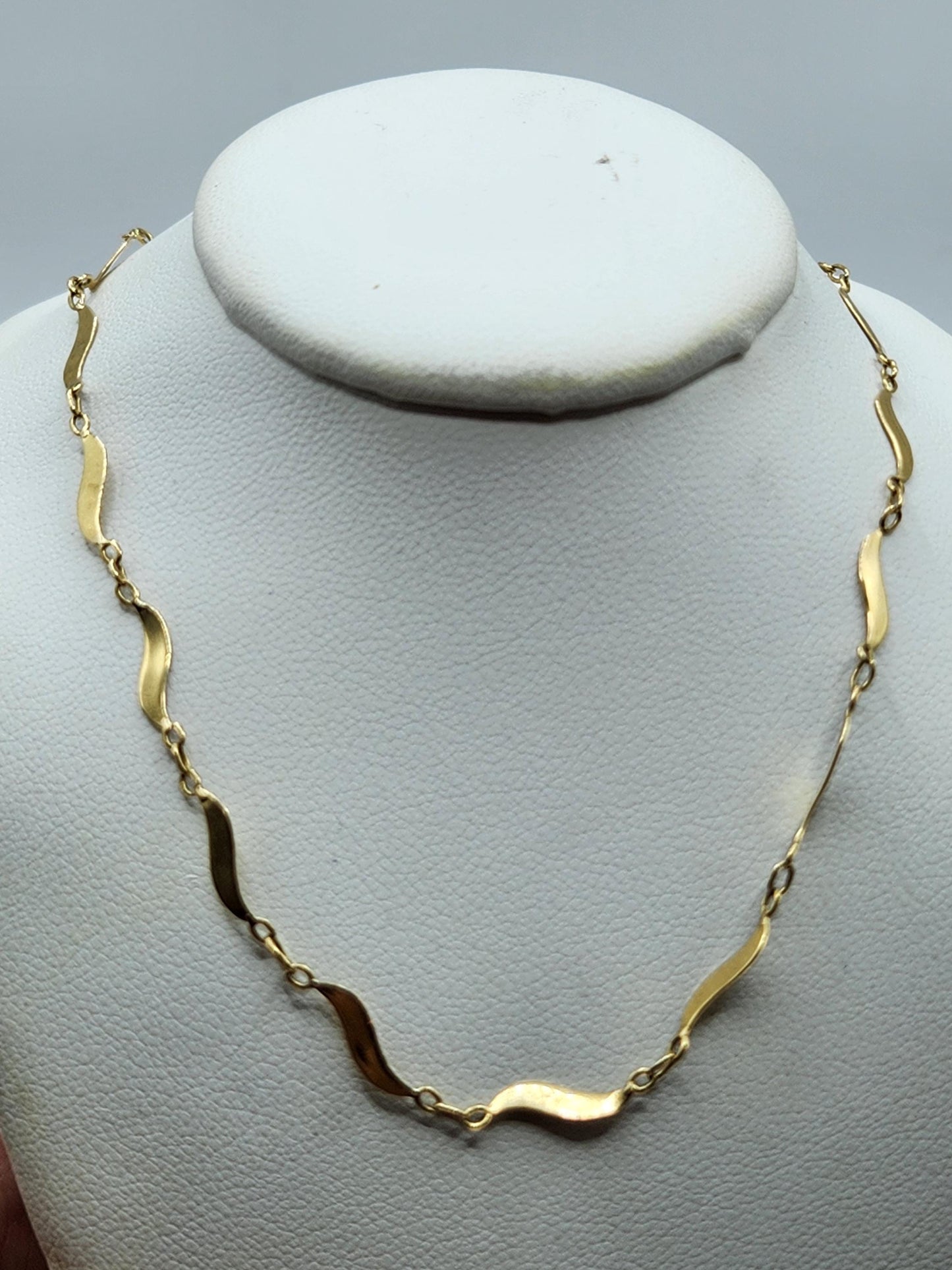 Cadena en oro de 18k fabricada a mano, por joyeros Colombianos,precioso tejido diseñado para que brille en todo monto, ideal para lucir sola