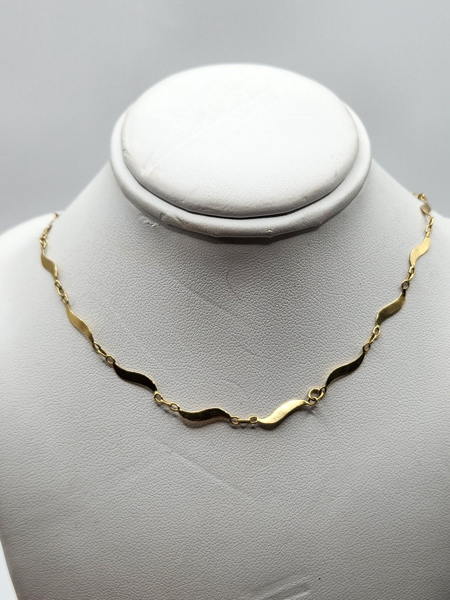 Cadena en oro de 18k fabricada a mano, por joyeros Colombianos,precioso tejido diseñado para que brille en todo monto, ideal para lucir sola