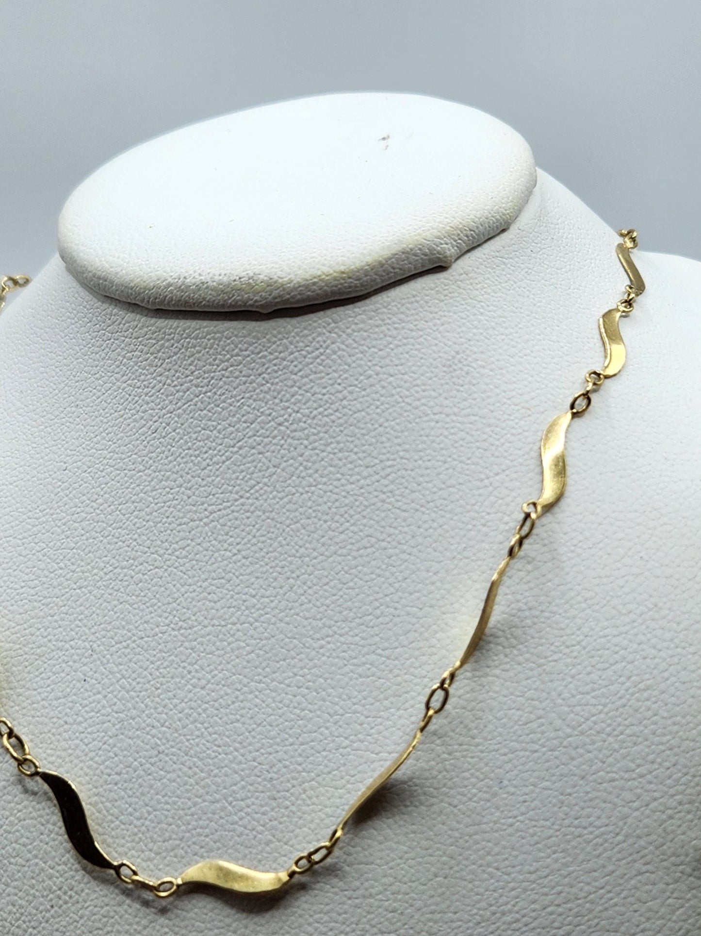 Cadena en oro de 18k fabricada a mano, por joyeros Colombianos,precioso tejido diseñado para que brille en todo monto, ideal para lucir sola