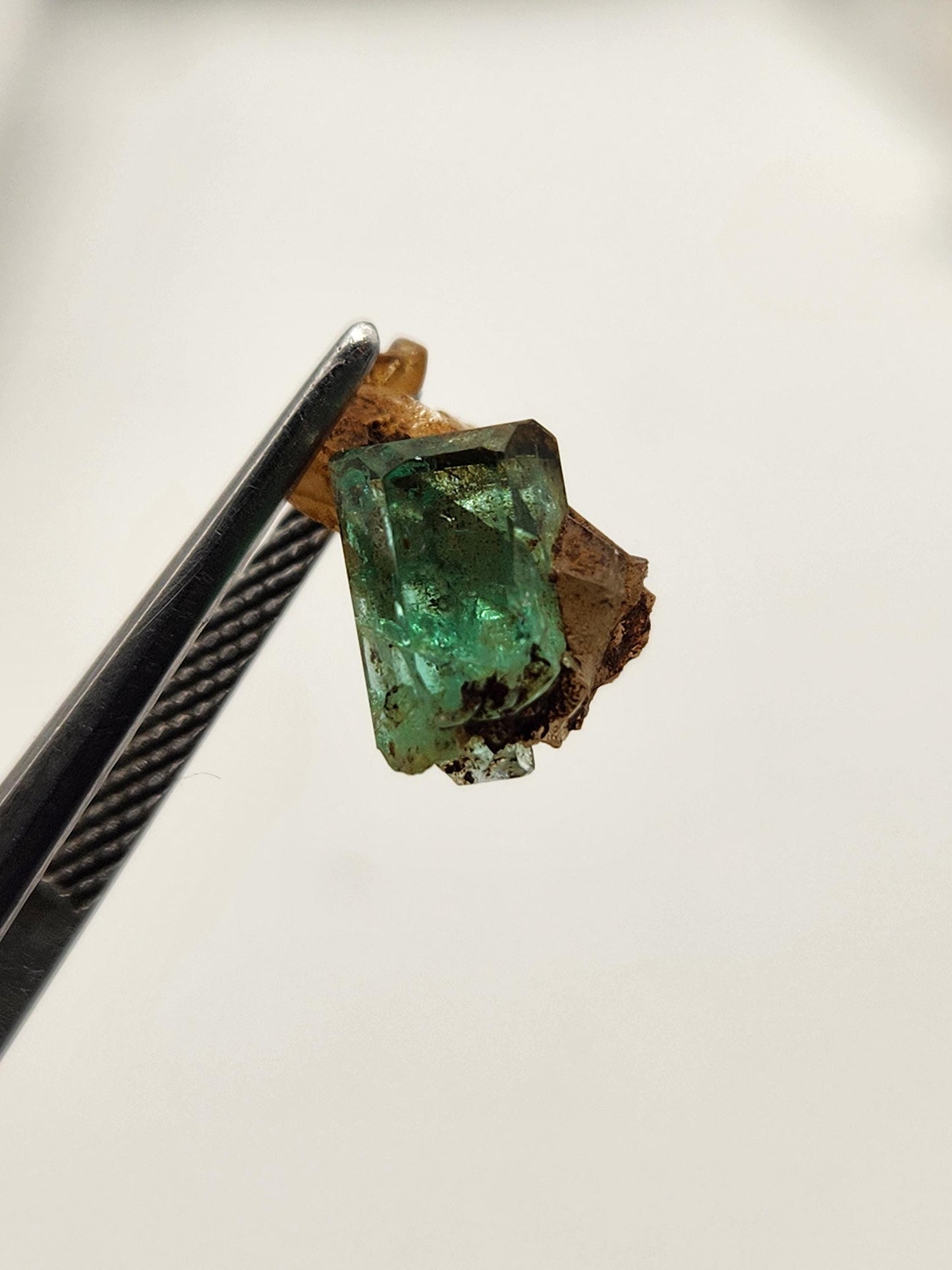 Cristal Natural de Esmeralda en bruto, extraído de las minas de Muzo, pieza de Coleccion, Cristal de Muzo, Macla, Terminaciones Completas