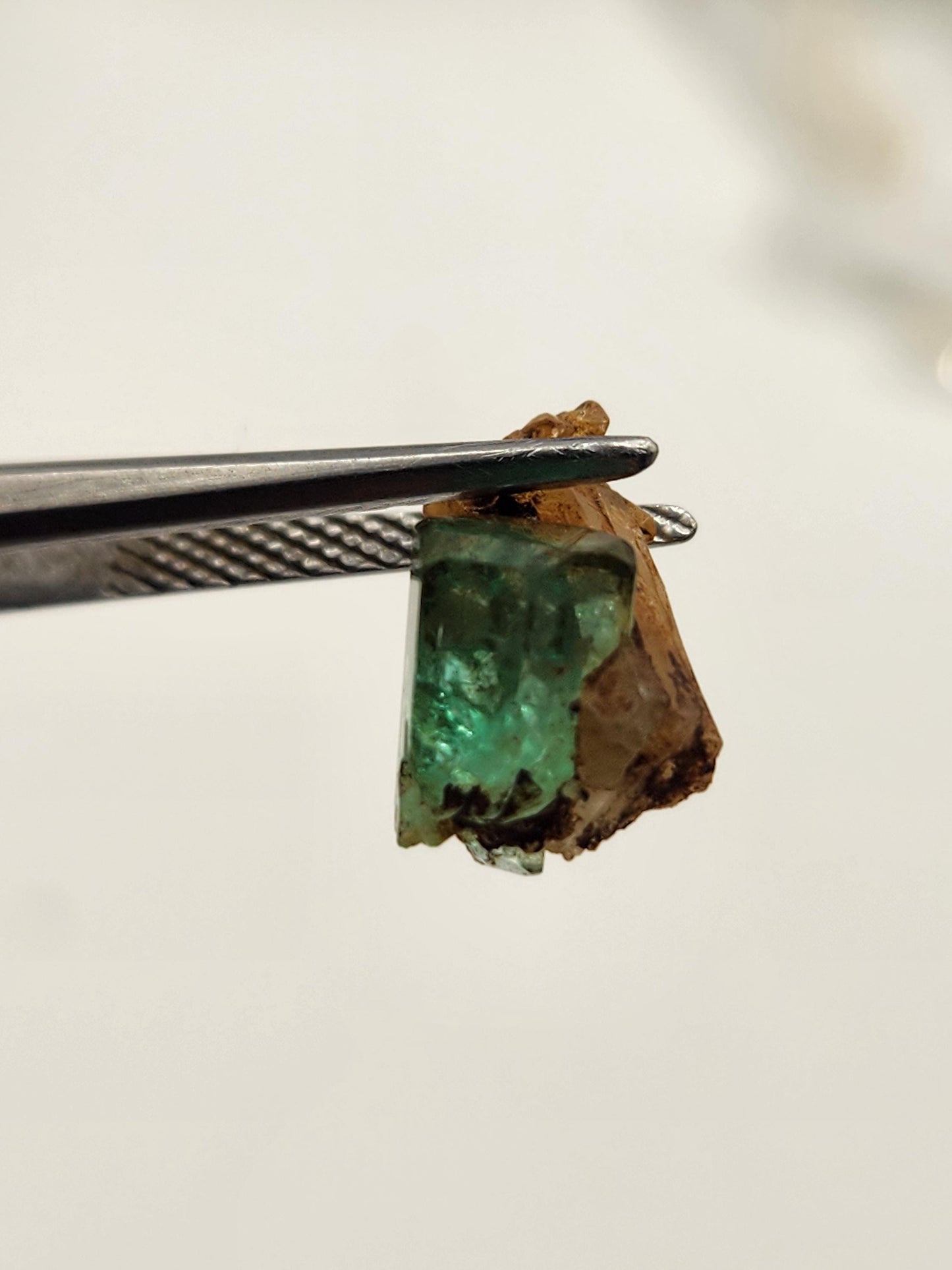 Cristal Natural de Esmeralda en bruto, extraído de las minas de Muzo, pieza de Coleccion, Cristal de Muzo, Macla, Terminaciones Completas