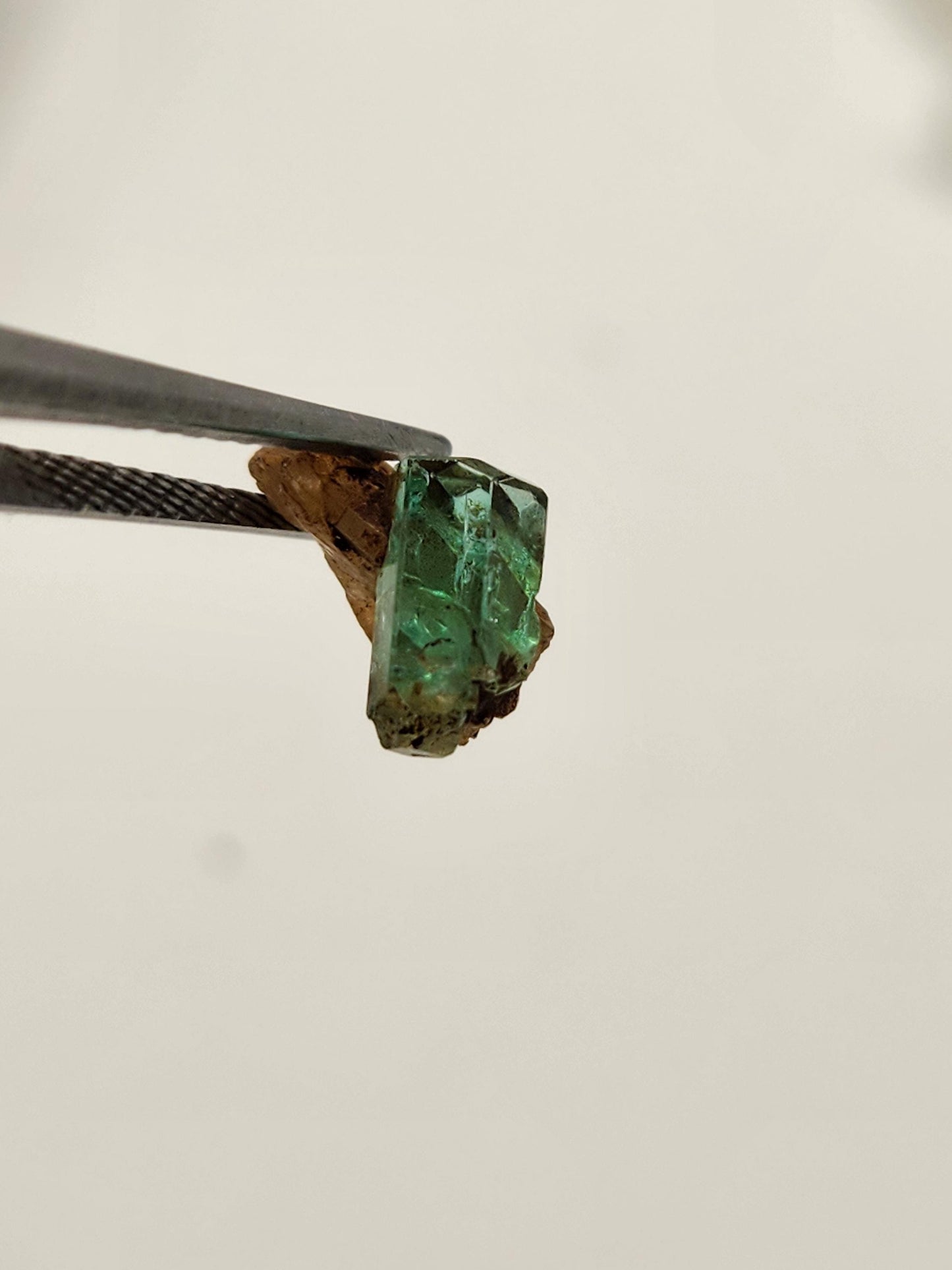 Cristal Natural de Esmeralda en bruto, extraído de las minas de Muzo, pieza de Coleccion, Cristal de Muzo, Macla, Terminaciones Completas