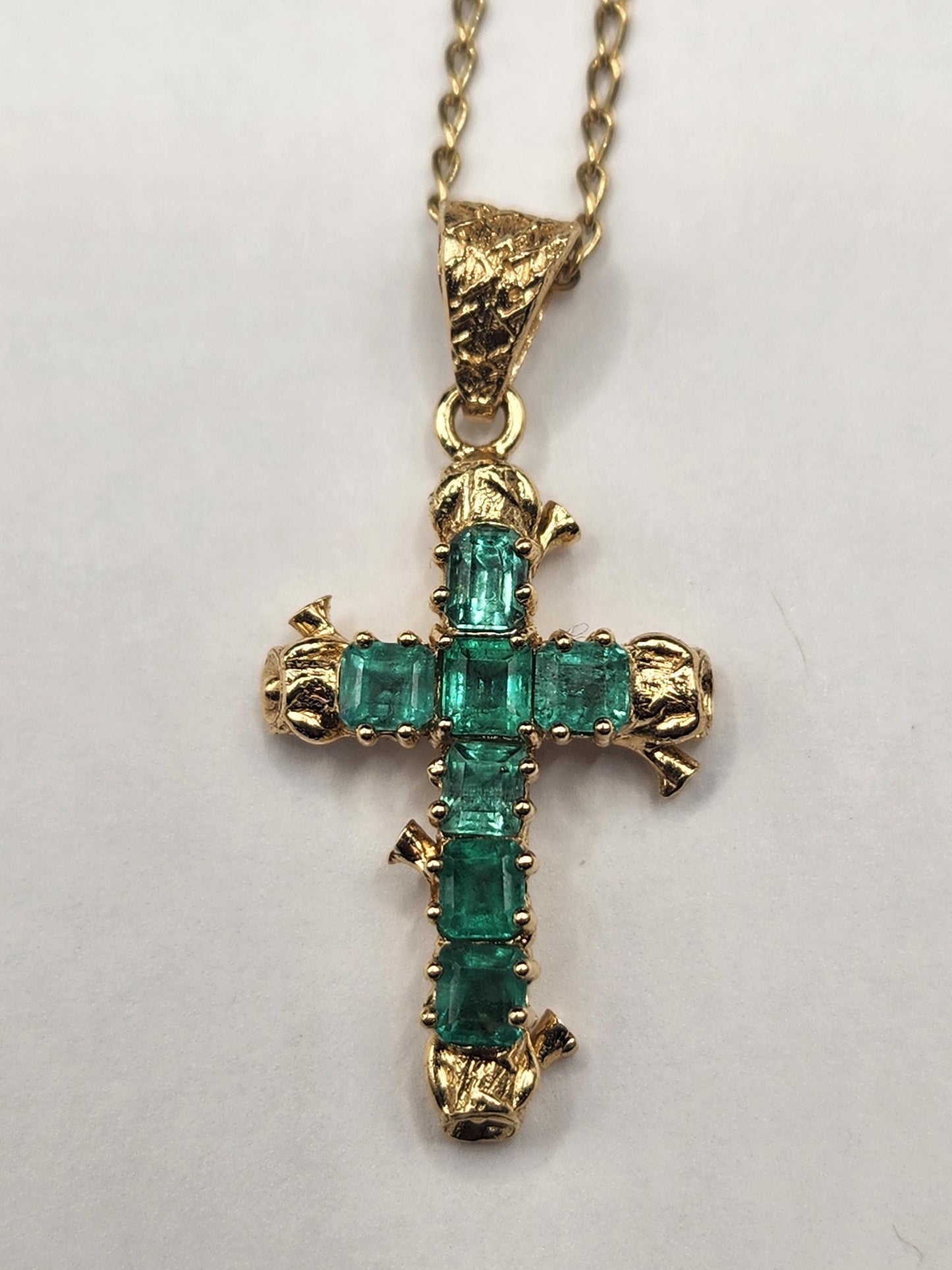 18kt Yellow Gold Cross pendant with Colombian Emeralds – A Touch of Classic Elegance and Brilliant Exclusivity" gifts, natural emerald