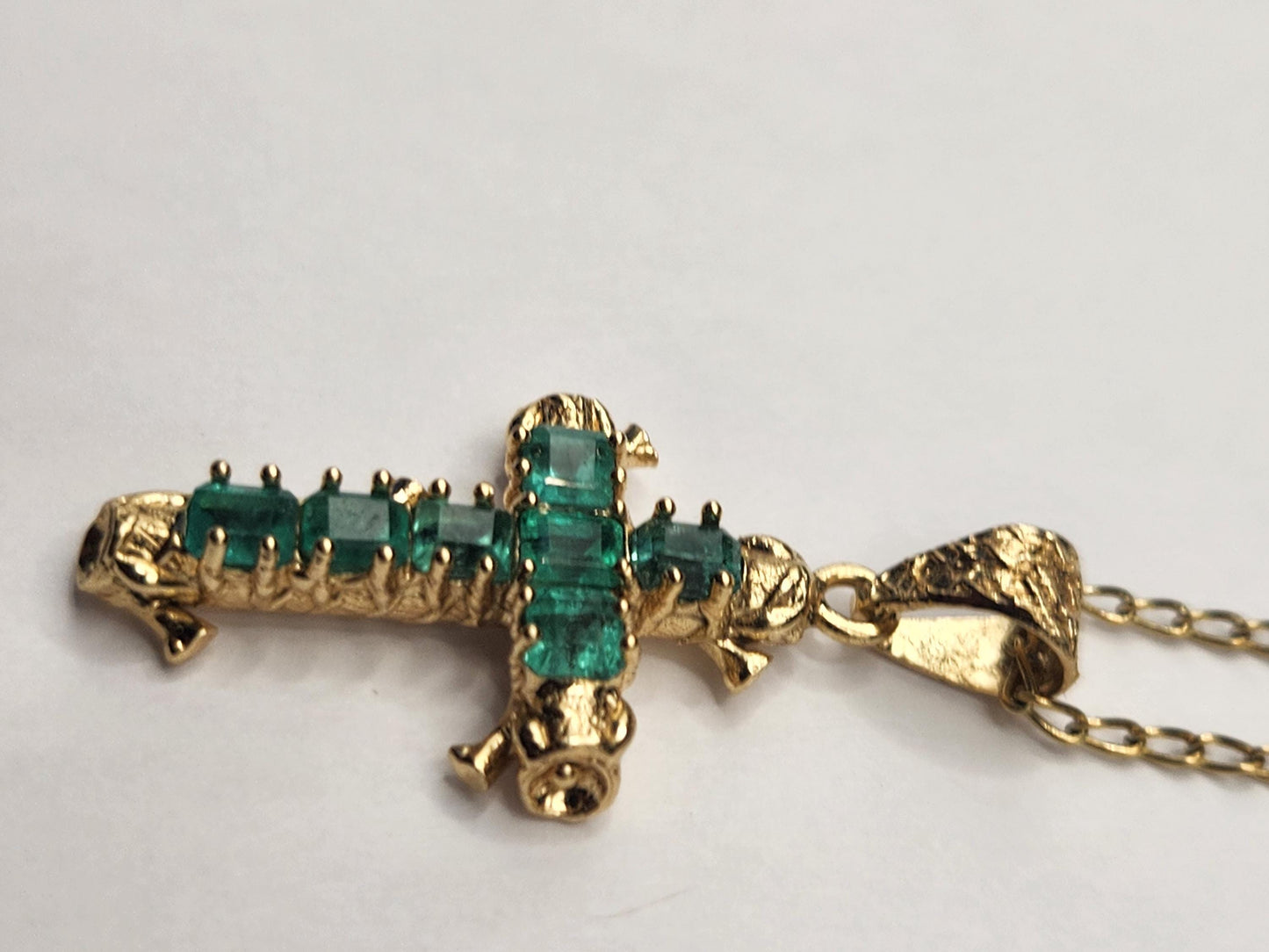 18kt Yellow Gold Cross pendant with Colombian Emeralds – A Touch of Classic Elegance and Brilliant Exclusivity" gifts, natural emerald