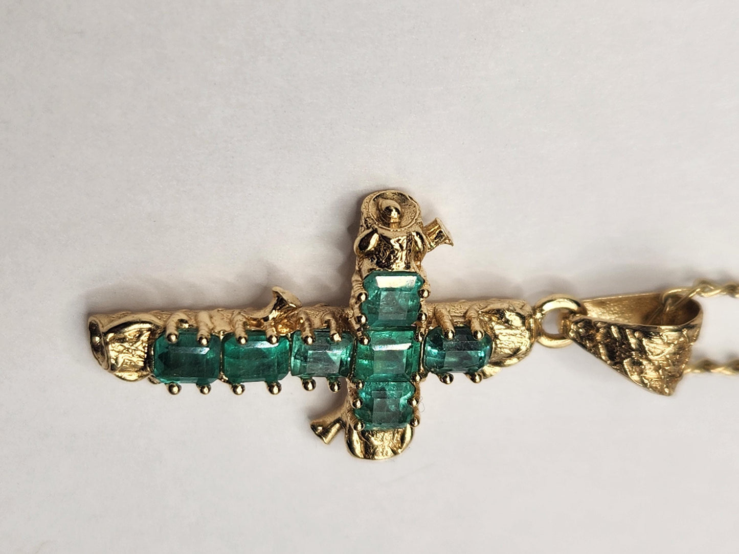 18kt Yellow Gold Cross pendant with Colombian Emeralds – A Touch of Classic Elegance and Brilliant Exclusivity" gifts, natural emerald