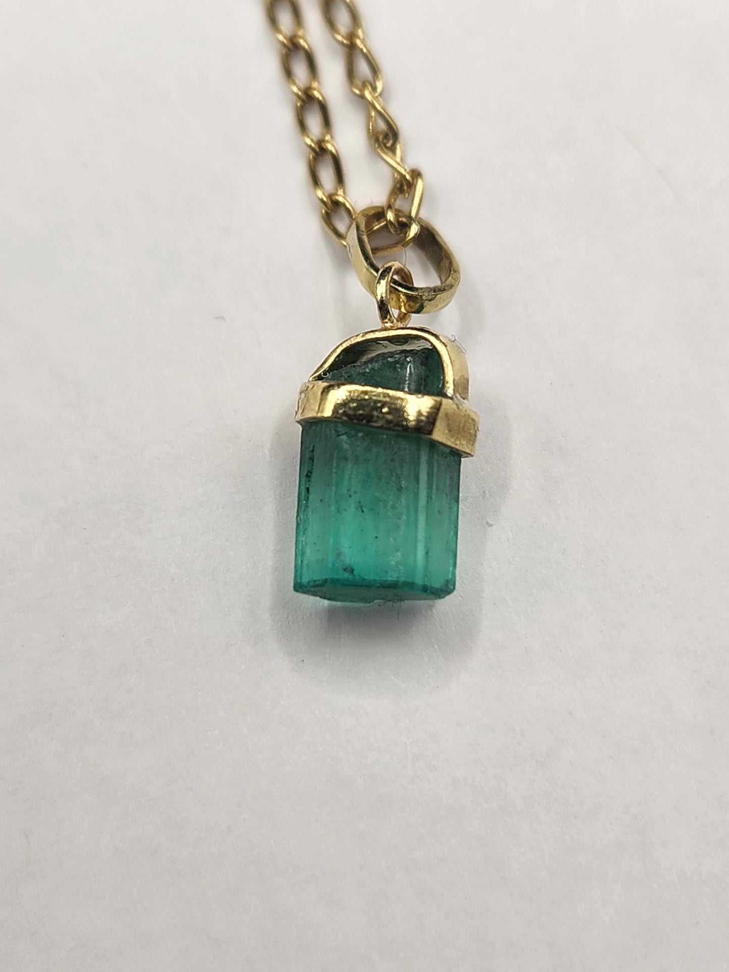 Emerald pendant 18k yellow gold, Colombian emerald, handcrafted by Colombian goldsmiths, gift, natural gem, Yellow gold, colombian jewelry,