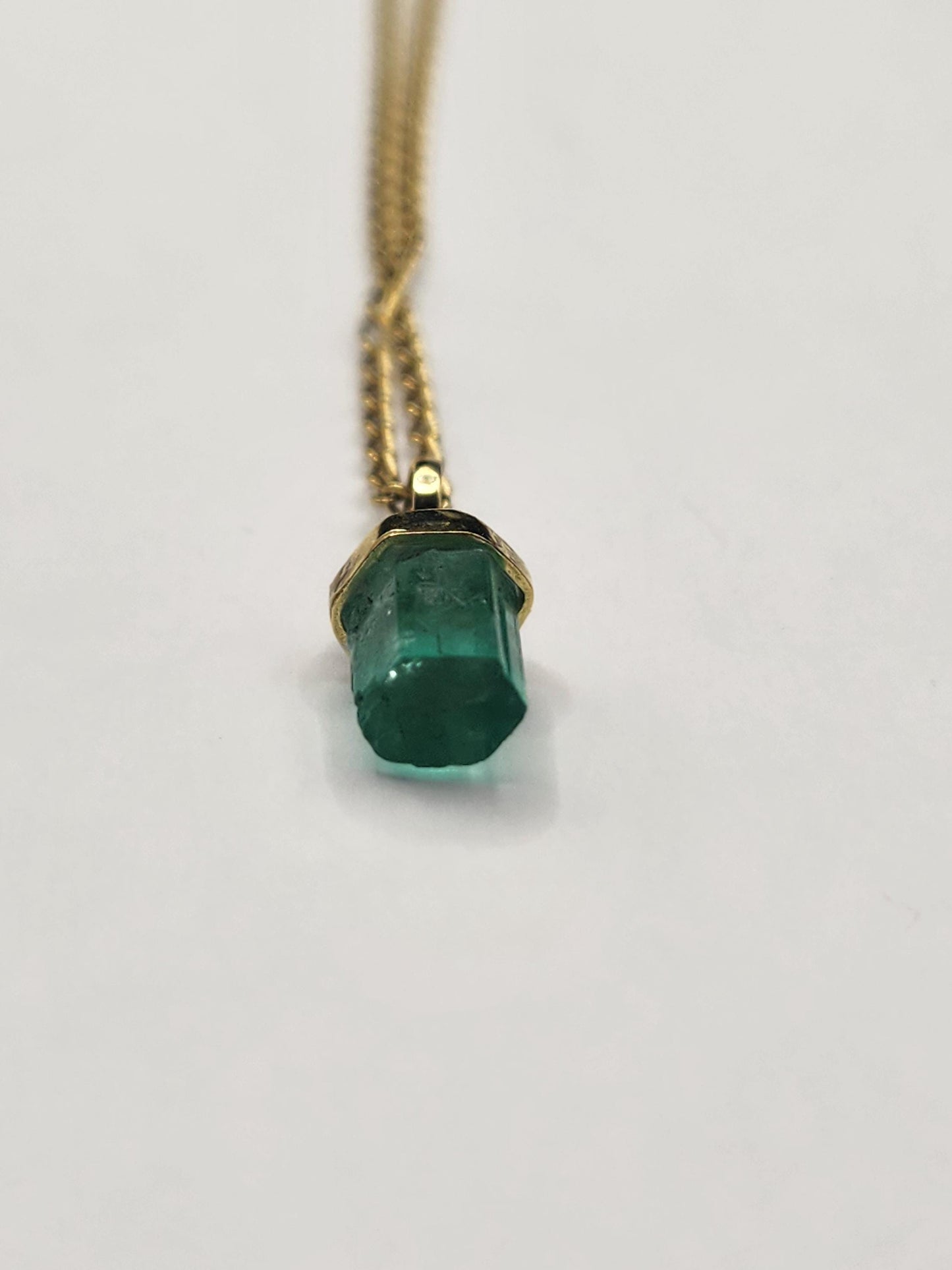 Emerald pendant 18k yellow gold, Colombian emerald, handcrafted by Colombian goldsmiths, gift, natural gem, Yellow gold, colombian jewelry,
