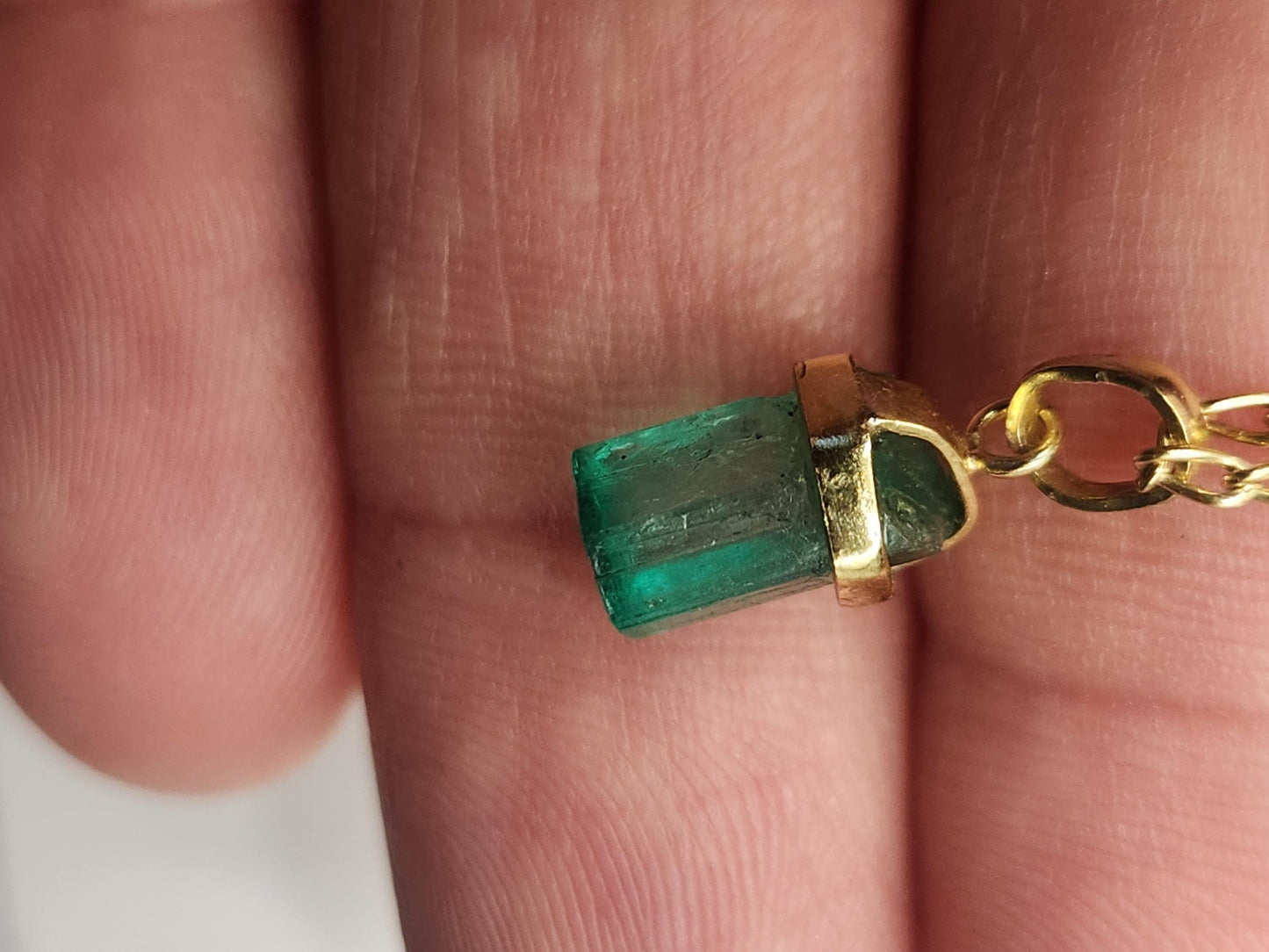 Emerald pendant 18k yellow gold, Colombian emerald, handcrafted by Colombian goldsmiths, gift, natural gem, Yellow gold, colombian jewelry,