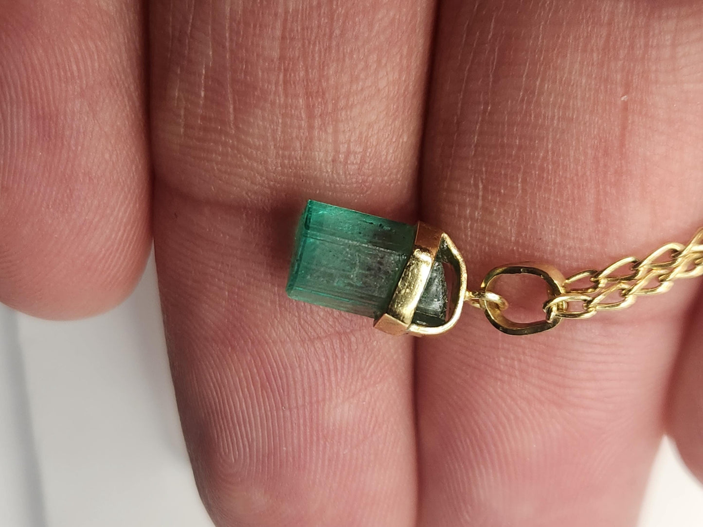 Emerald pendant 18k yellow gold, Colombian emerald, handcrafted by Colombian goldsmiths, gift, natural gem, Yellow gold, colombian jewelry,