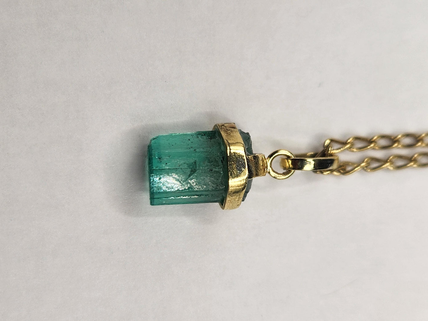 Emerald pendant 18k yellow gold, Colombian emerald, handcrafted by Colombian goldsmiths, gift, natural gem, Yellow gold, colombian jewelry,