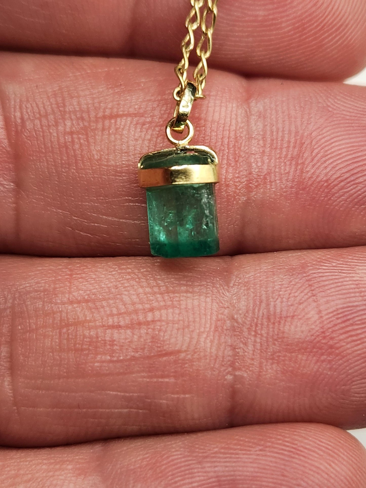 Emerald pendant 18k yellow gold, Colombian emerald, handcrafted by Colombian goldsmiths, gift, natural gem, Yellow gold, colombian jewelry,