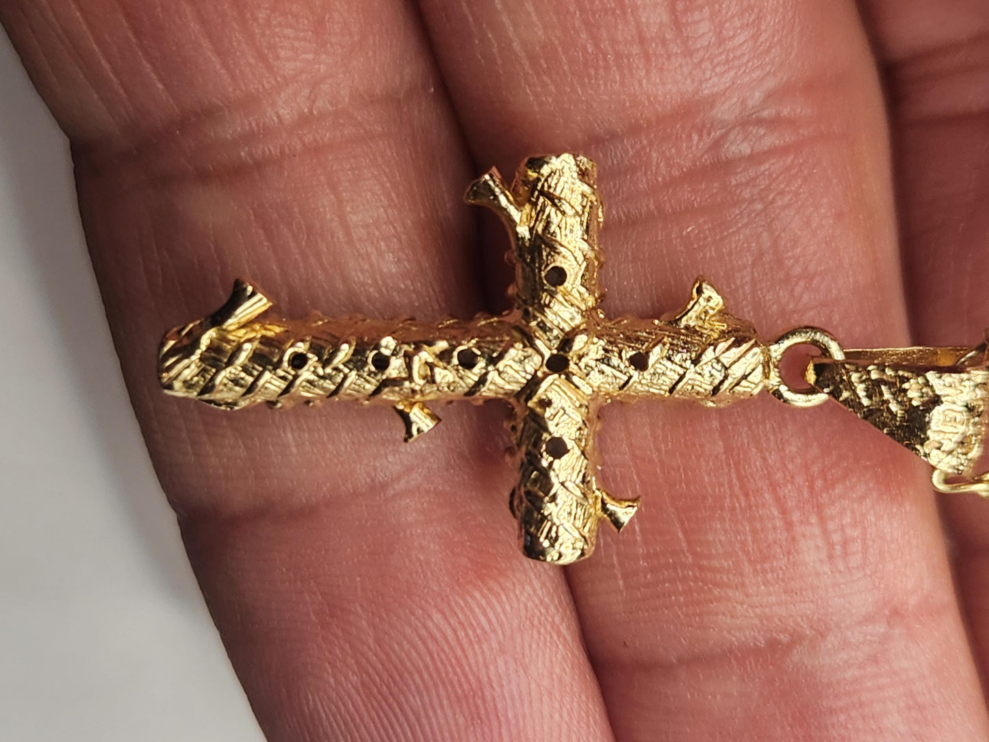 18kt Yellow Gold Cross pendant with Colombian Emeralds – A Touch of Classic Elegance and Brilliant Exclusivity" gifts, natural emerald
