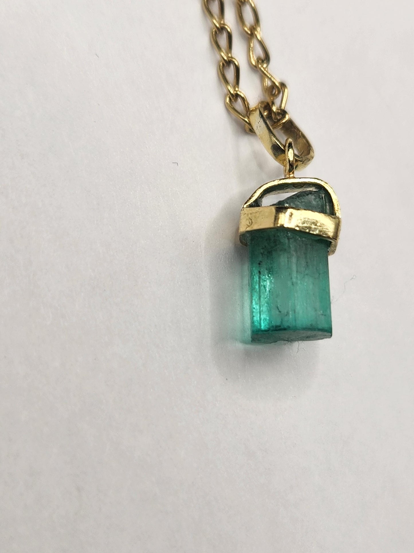 Emerald pendant 18k yellow gold, Colombian emerald, handcrafted by Colombian goldsmiths, gift, natural gem, Yellow gold, colombian jewelry,