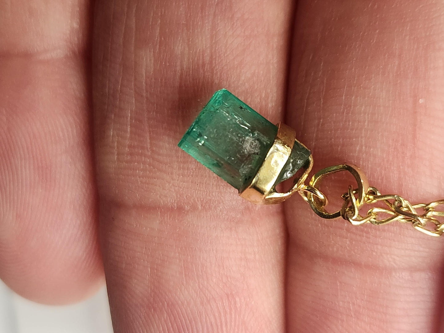 Emerald pendant 18k yellow gold, Colombian emerald, handcrafted by Colombian goldsmiths, gift, natural gem, Yellow gold, colombian jewelry,