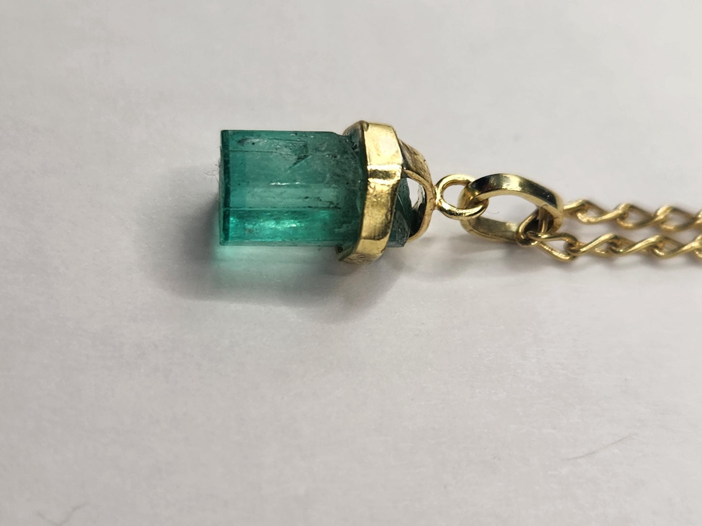 Emerald pendant 18k yellow gold, Colombian emerald, handcrafted by Colombian goldsmiths, gift, natural gem, Yellow gold, colombian jewelry,
