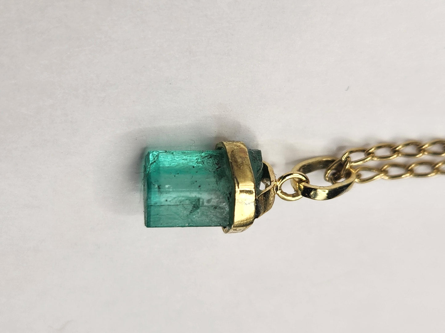 Emerald pendant 18k yellow gold, Colombian emerald, handcrafted by Colombian goldsmiths, gift, natural gem, Yellow gold, colombian jewelry,