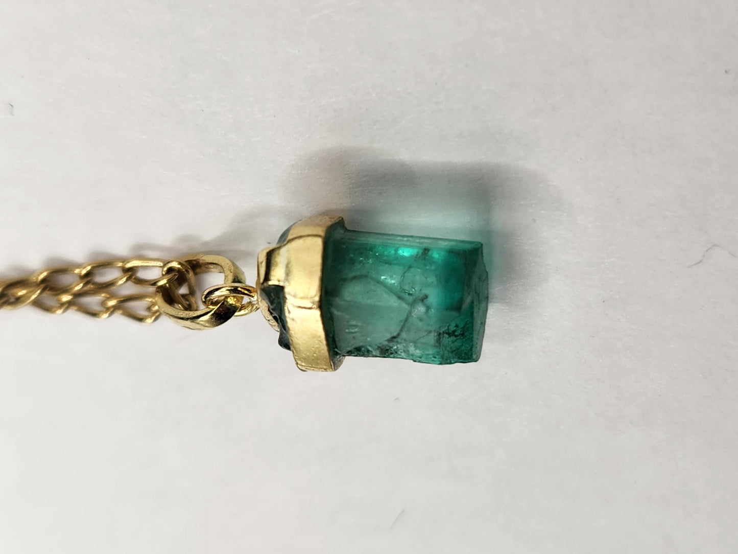Emerald pendant 18k yellow gold, Colombian emerald, handcrafted by Colombian goldsmiths, gift, natural gem, Yellow gold, colombian jewelry,