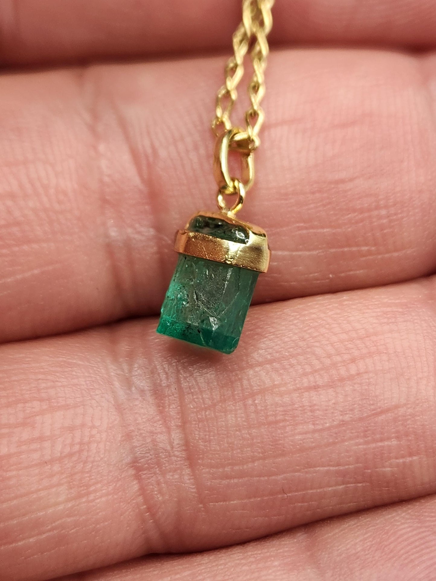 Emerald pendant 18k yellow gold, Colombian emerald, handcrafted by Colombian goldsmiths, gift, natural gem, Yellow gold, colombian jewelry,