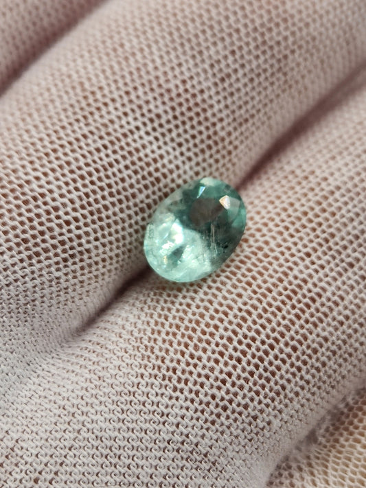 Esmeralda colombiana natural corte oval, piedra de nacimiento mayo. Perfecta para joyería, anillos y pendientes. Gema natural n