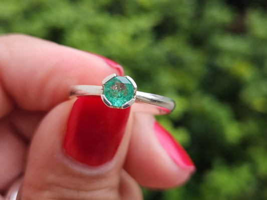 Solitaire emerald ring and silver, may birthstones, green stone ring, Colombian Emerald, Colombian jewelry, handmade jewelry, gift for she.