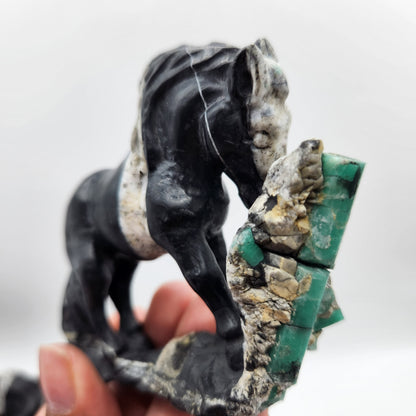 Horse Sculpture, emerald Sculpture handcrafted pieces, made by Colombian artisans, using the matrix of the Emerald, collectors, gifts, stone