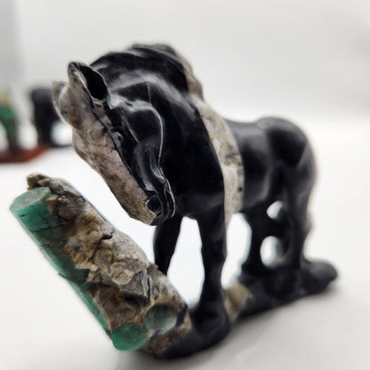 Horse Sculpture, emerald Sculpture handcrafted pieces, made by Colombian artisans, using the matrix of the Emerald, collectors, gifts, stone