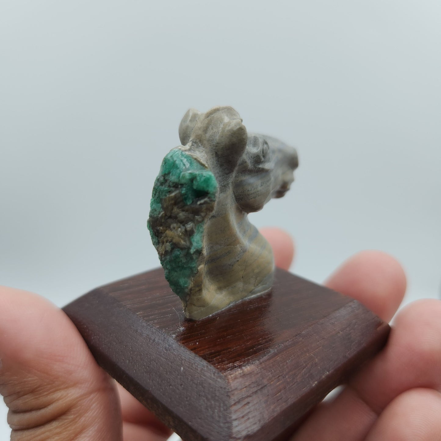 Horse Sculpture, emerald Sculpture handcrafted pieces, made by Colombian artisans, using the matrix of the Emerald, collectors, gifts, stone