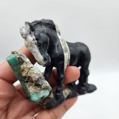 Horse Sculpture, emerald Sculpture handcrafted pieces, made by Colombian artisans, using the matrix of the Emerald, collectors, gifts, stone