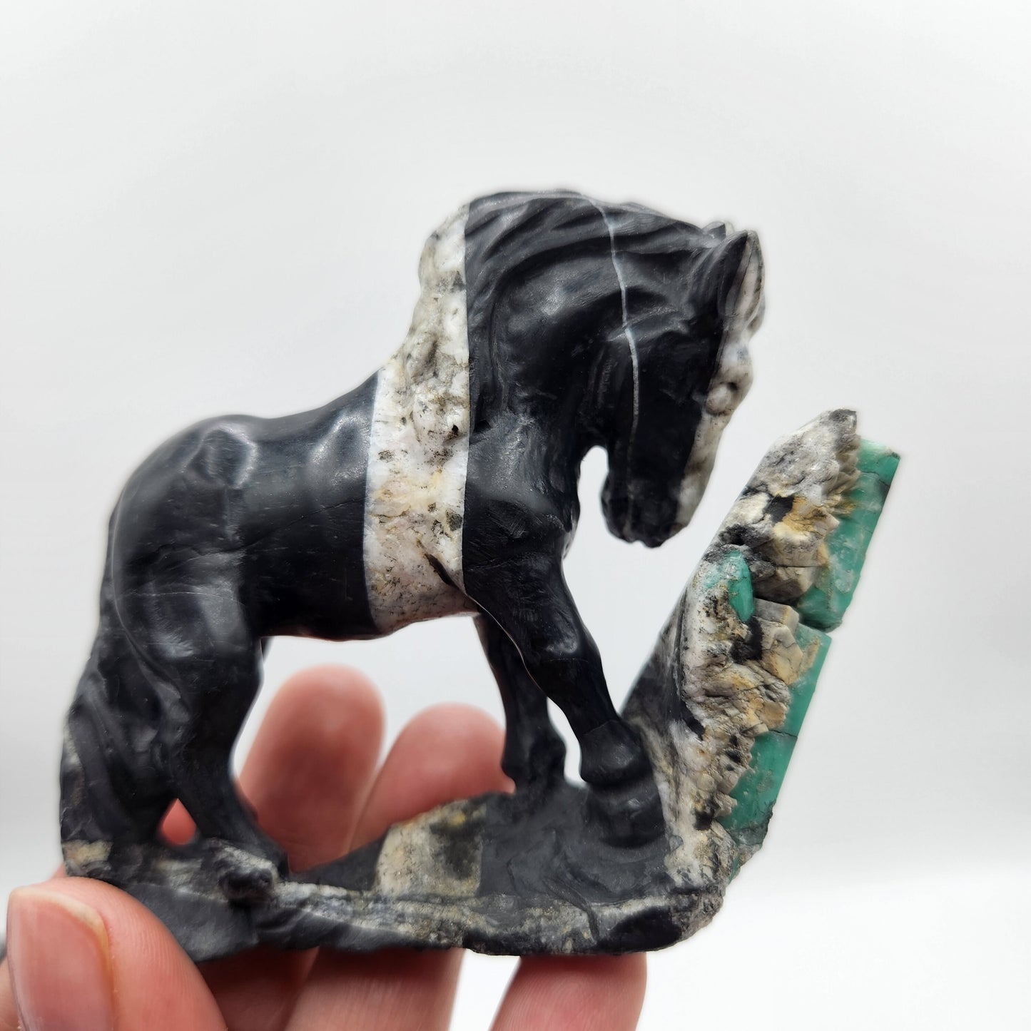 Horse Sculpture, emerald Sculpture handcrafted pieces, made by Colombian artisans, using the matrix of the Emerald, collectors, gifts, stone