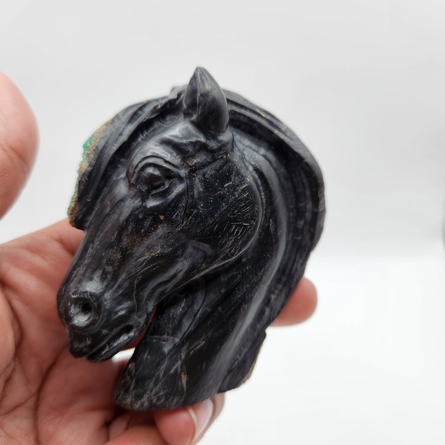 Horse Sculpture, emerald Sculpture handcrafted pieces, made by Colombian artisans, using the matrix of the Emerald, collectors, gifts, stone