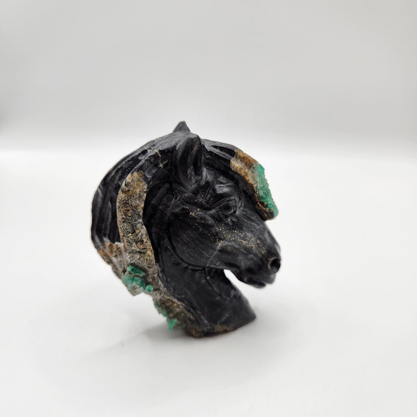 Horse Sculpture, emerald Sculpture handcrafted pieces, made by Colombian artisans, using the matrix of the Emerald, collectors, gifts, stone